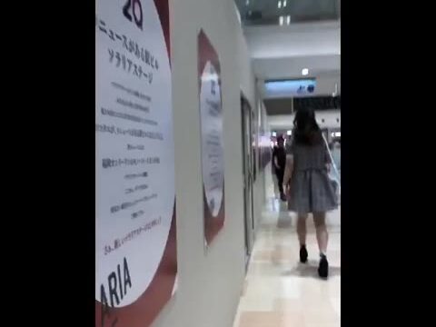 美女2名のパンチラ友達と会話に夢中で警戒心ゼロｗ遠慮なく逆さ撮り26