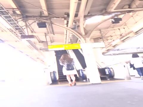 [★新作][★顔出し]パンチラ盗撮 キレイ系OLさん 赤いTバックが尻に食い込み