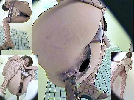 （個人撮影）新・和式公衆トイレ便器内からオマ〇コ激撮②