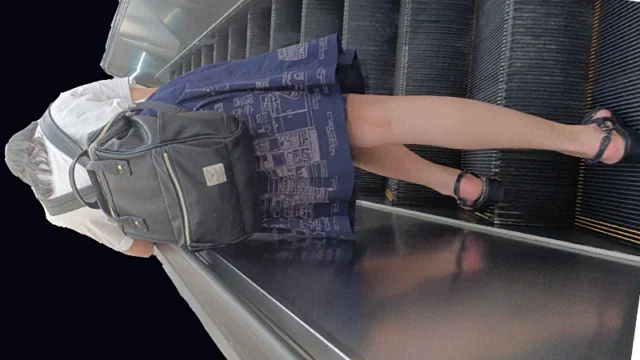 けしからん、エスカレーターで盗撮を警戒して最後尾に乗るような娘には悪戯part.43【PC用・縦動画】《一般編・part.4》 [1.4GB]
