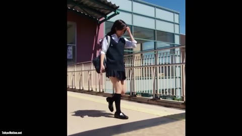 風の強い日にミニスカートで階段を登る制服JK