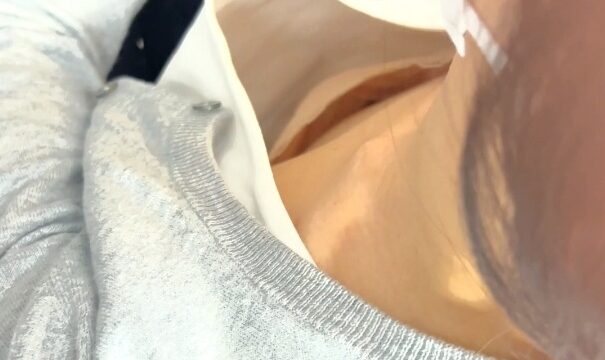 【街中の胸チラ激写vol.6】胸元全開の貧乳おエネさん。乳首丸見えでした。