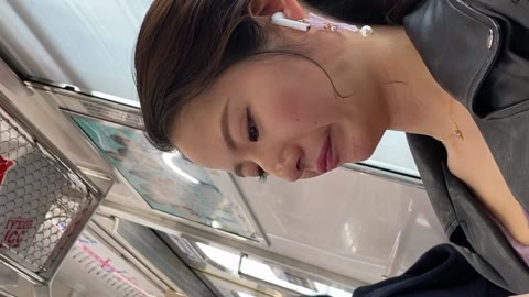 長編シリー426　脚を組む美人お姉さんの接近エロ過ぎる生足美脚