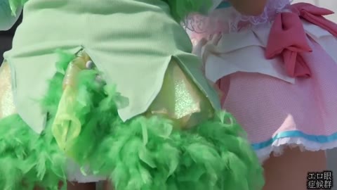 顔がかわいいのに無茶しすぎ。尻全開、あと2mmでマンコ。パンツ大開放レイヤーを詰め込んでます」