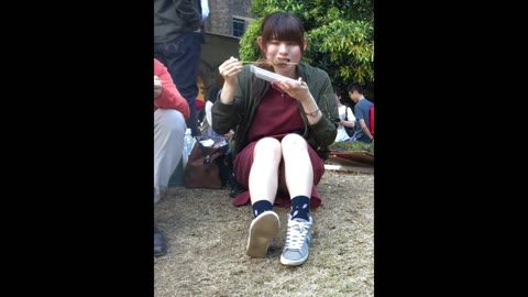 絶世の美女。女子大生お座りパンチラ観察