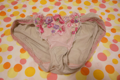 ９まいめ　シミあり[ おきにいりのパンティ]ゆぅなのたんすから…♪　クタクタのぱんてぃぴんくいろ♪
