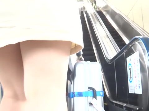 [★新作][★顔出し]パンチラ盗撮 女子大生 超ミニスカに食い込み白パンツ