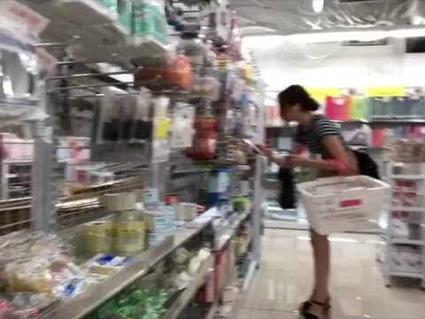 警戒してる？しかし背後にピタリ逆さ撮りｗお尻丸見えTバックギャル【動画】096