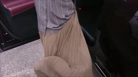 スーパーの駐車場で出会った近所のママさんパンチラ 3