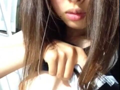 18歳の日本のティーンは、猫を見せます。