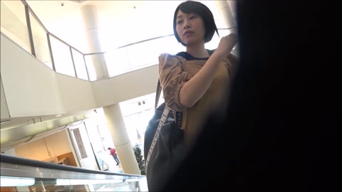 ●むっちりお尻美女盗撮！！●えぐり撮りで白Tバック丸見え！！