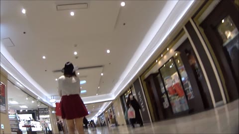 【危険を察知され睨まれました。。】白パンティーのなめらか美脚のＪＤちゃん盗撮。