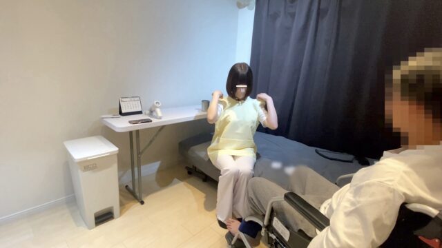 低賃金の訪問介護研修生にチップを渡して特別デイサービス 脱衣トランプゲームで勝利した俺は…