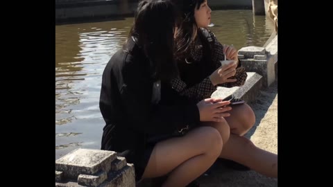 モデル級美女が大股開きパンチラ！！