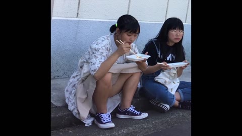 【日本一のパンチラ】信じられない美少女がこんなに股を開いて・・・