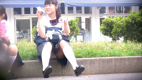 全員カワイイ。。制服お座りパンチラ
