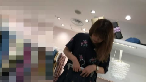 ショップ店員#76 美人なお姉さん達の接客中にスカート内を激写！