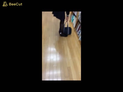 （PC/携帯対応）スカートめくりに気付くもおびえて動けない美少女