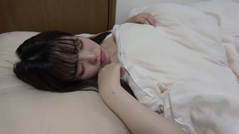 【民泊いたずら】資〇堂で美容部員として働く20歳の女の子に睡眠中に痴漢して電マ当てたら痙攣しながらイっちゃっのでまんこに精子ぶっ