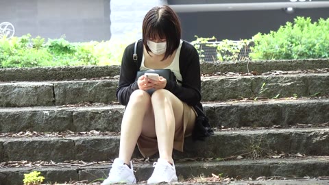 【公園パンチラ】透明感抜群！20代前半超美人の真っ白パンツ激写！！