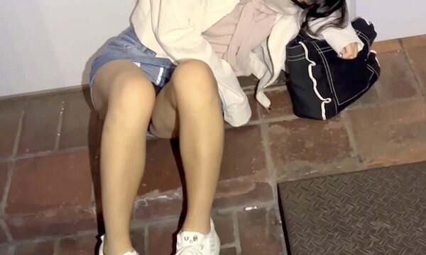 真面目系トー横 パンチラ防止の黒パンを剥ぎ取ると..大人顔負けの生意気パンティ 未完成の若裸