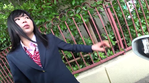 【高画質JK】道を教えてもらってる間にめくりパンチラ【顔出し3人】