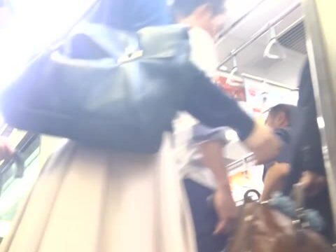 パンチラ盗撮 OLさん 白パンツを電車内でこっそり盗撮