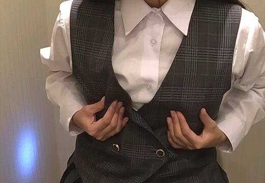 デパートのトイレでこっそりオナニーしちゃうJK180　童顔美巨乳のノーブラJKが指入れオナニーで痙攣イキ