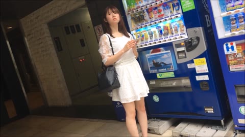 美白なエ口尻★スレンダーお姉さんのセクシー水色Ｔバックで見え見え最高！！