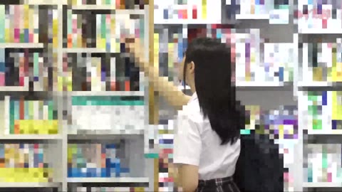 【電車チカン】顔出し制服J○★衝撃！透明感抜群の美少女なのに自ら痴漢のチ○コを握りしめるド変態