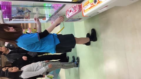 【超貴重】ゲームセンター店員さんの丸見え水色パンティ！！