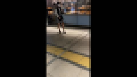 [痴漢盗撮/私服K]ずっと俯きながら痴漢に耐えるチェックワンピの黒髪私服K。