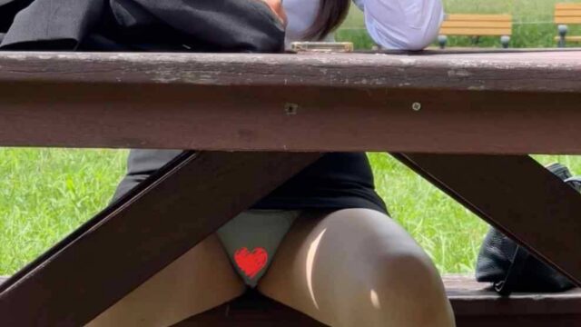 美人OLさんの大開脚。ユルそうなお股から見える水色パンティを隠し撮り。