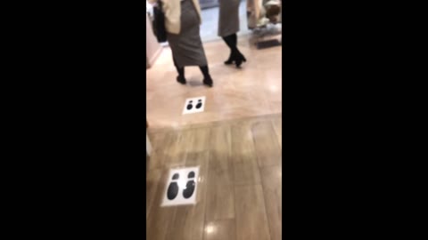 【20代の爆巨尻】20代低身長巨尻女子　ショッピングモールで120cmオーバーの尻をブリンッ！ブリンッ！と見せつけw
