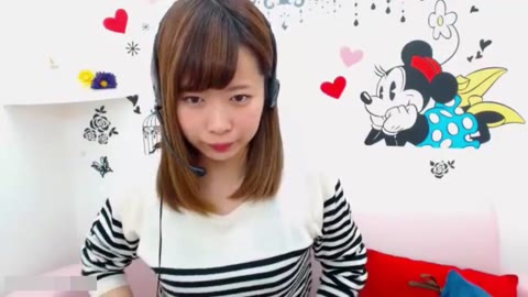 おっとりで可愛いお姉さんが服を捲り上げてブラ丸出し！