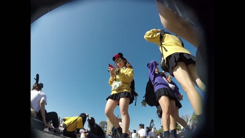 夢の国でアイドル系JK！集合写真撮りましょうか？同業者も狙うスカートの中身。【JK逆さ撮り】