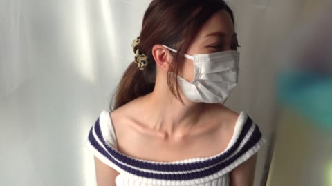 [ワクチン接種]ズリ下げられ過ぎて乳首モロ出し！そのまま気付かず正面おっぱい有り[胸チラ]