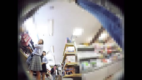 揺れるお尻、照らされるスカートの中。そして声かけフロント。【JK逆さ撮り】