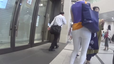 臀部が丸わかりの肉尻白パン美女！