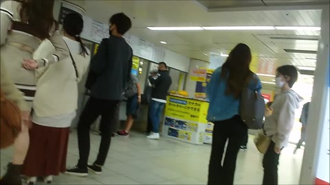 美＊パンティーライン通信＊ニット系ミニスカワンピギャル券売機で尻を突き出す‼