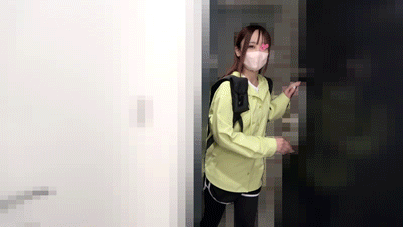 女性配達員③唐突にオッパイ揉みしだき。2人掛かりでお触り。
