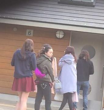 【お花見トイレ行列】おしっこ我慢 ハーフ風ミニスカ女子＆ブルーコート美女