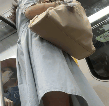 ワンピースお姉さんたちの下から見上げるパンティー