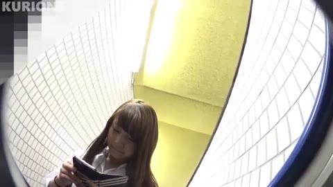 かわいいJKを追い撮り(風チラ、階段パンチラ)