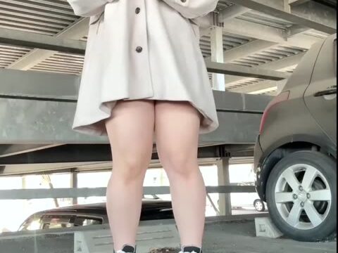 【19歳Gカップえりかの自撮り】☆彡屋外立体駐車場の車の陰で全裸になってディルドオナニーしました！えっちな汁が大量に垂れるとこも見えて何度も何度も垂れすぎ、、すぐ近くの公園で遊ぶ声が聞こえます…///