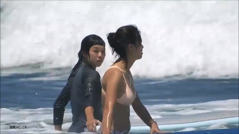 透けビキニ胸チラ