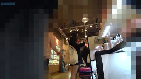 逆さ撮りパンチラお友達と三人で仲良くお買い物 040