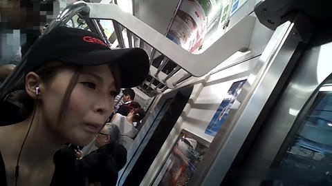 電車内　ショートパンツ　逆さ