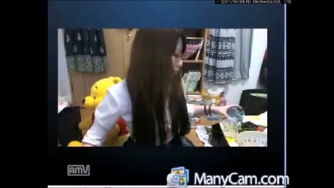 罰ゲームに負けて可愛い胸チラ見せ