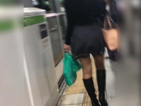 清楚なお嬢様風のスカートの中は色気ムンムンのTバック